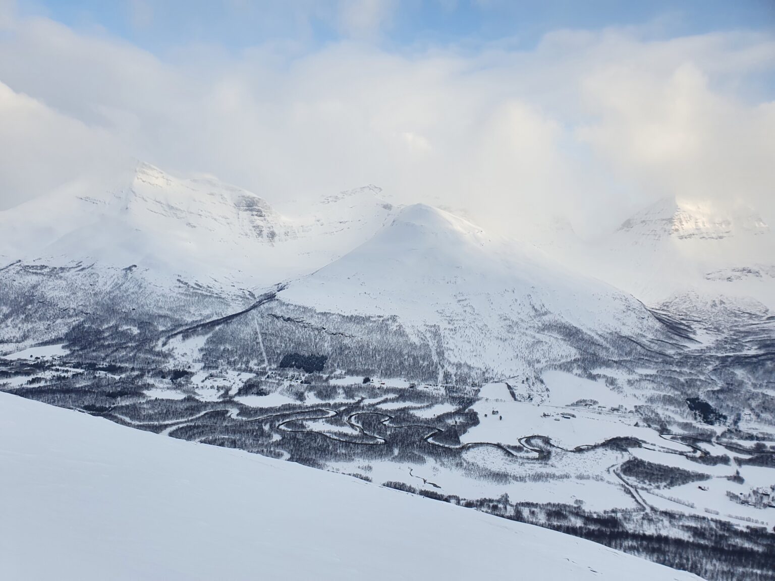 Looking at Sjufjellet and Háhttagáisi in the Tamokdalen Backcountry