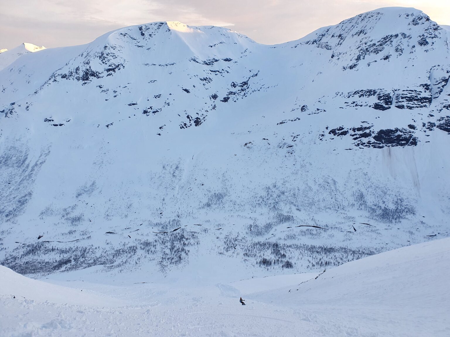 Snowboarding with Tamokfjellet in the background