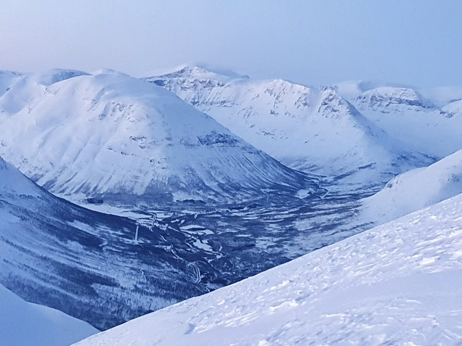 Looking into the Tamokdalen Valley