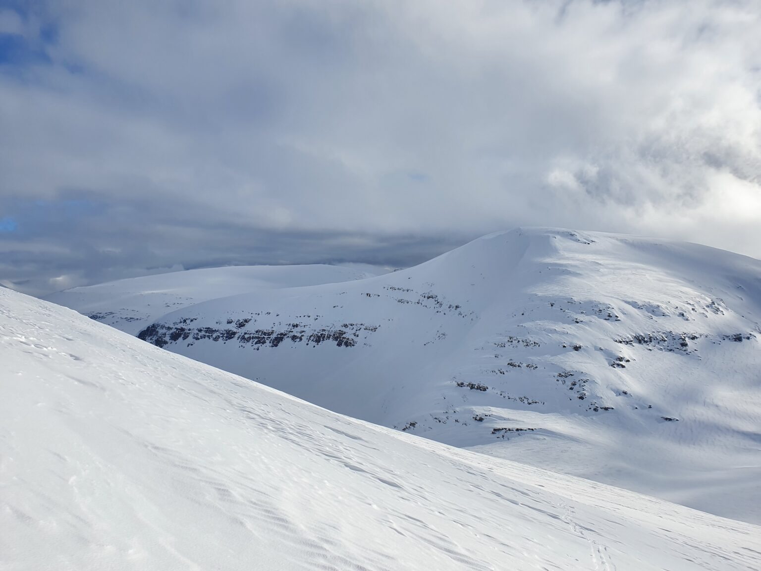 Looking at the East bowl of Brattlifjellet from the Northwest