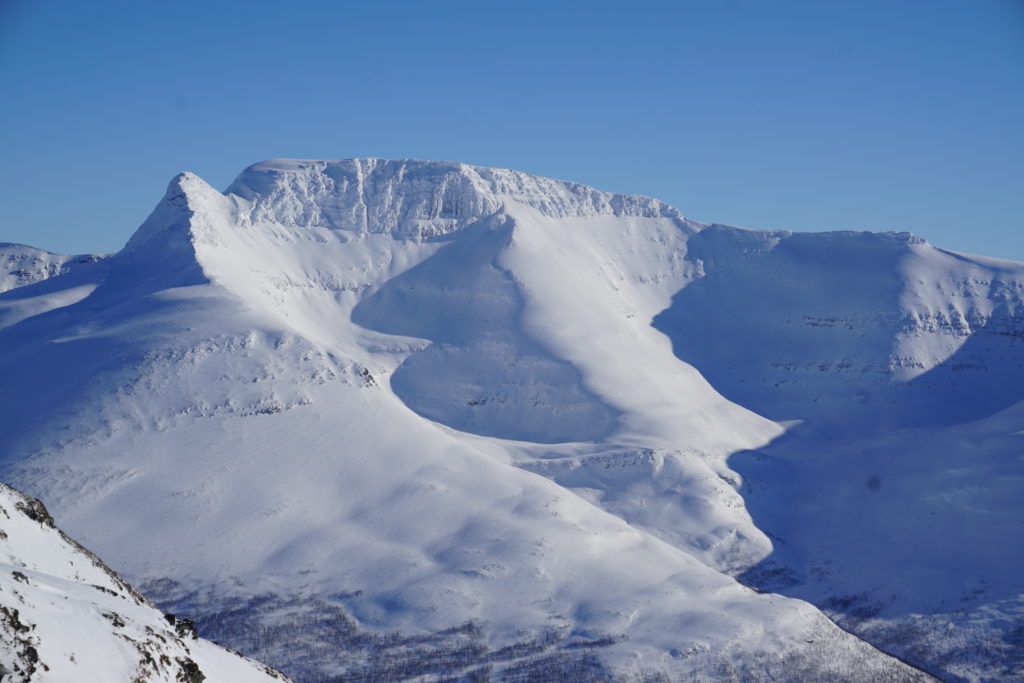 Looking at the North face of Rostafjellet and Midteraksia in the Tamokdalen Valley