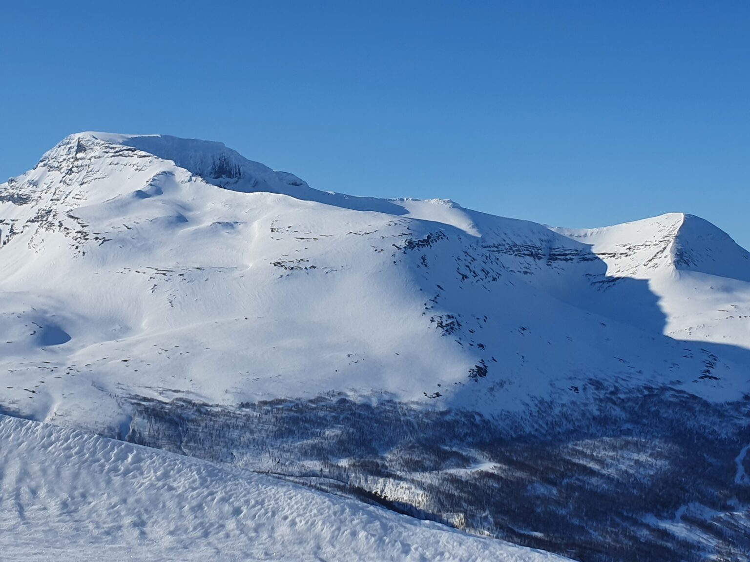 Looking at the Northeast bowl of Istinden behind Tamok Husset